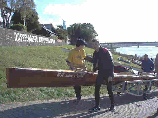 Christoph und Christian schieben das Boot
